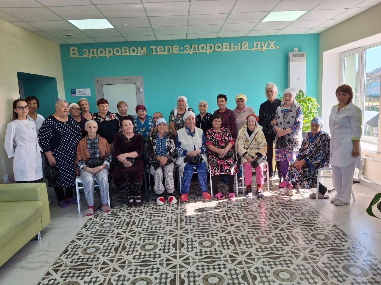 В декаду Всемирного Дня пожилых в гериатрическом центре села Шугурово поздравили пациентов