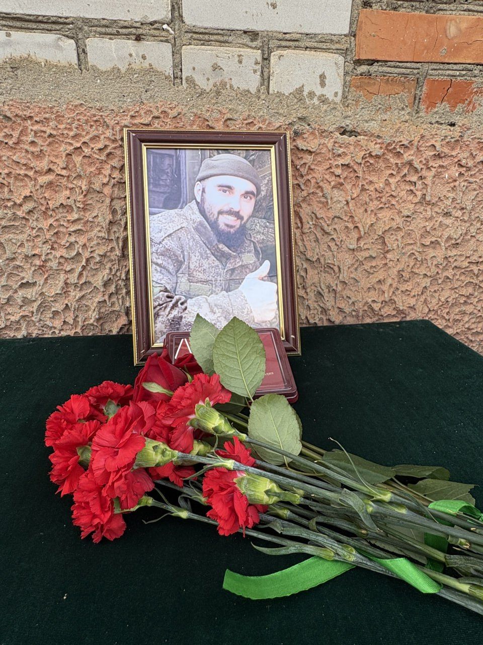 В Сугушле Лениногорского района установили мемориальную доску бойцу СВО