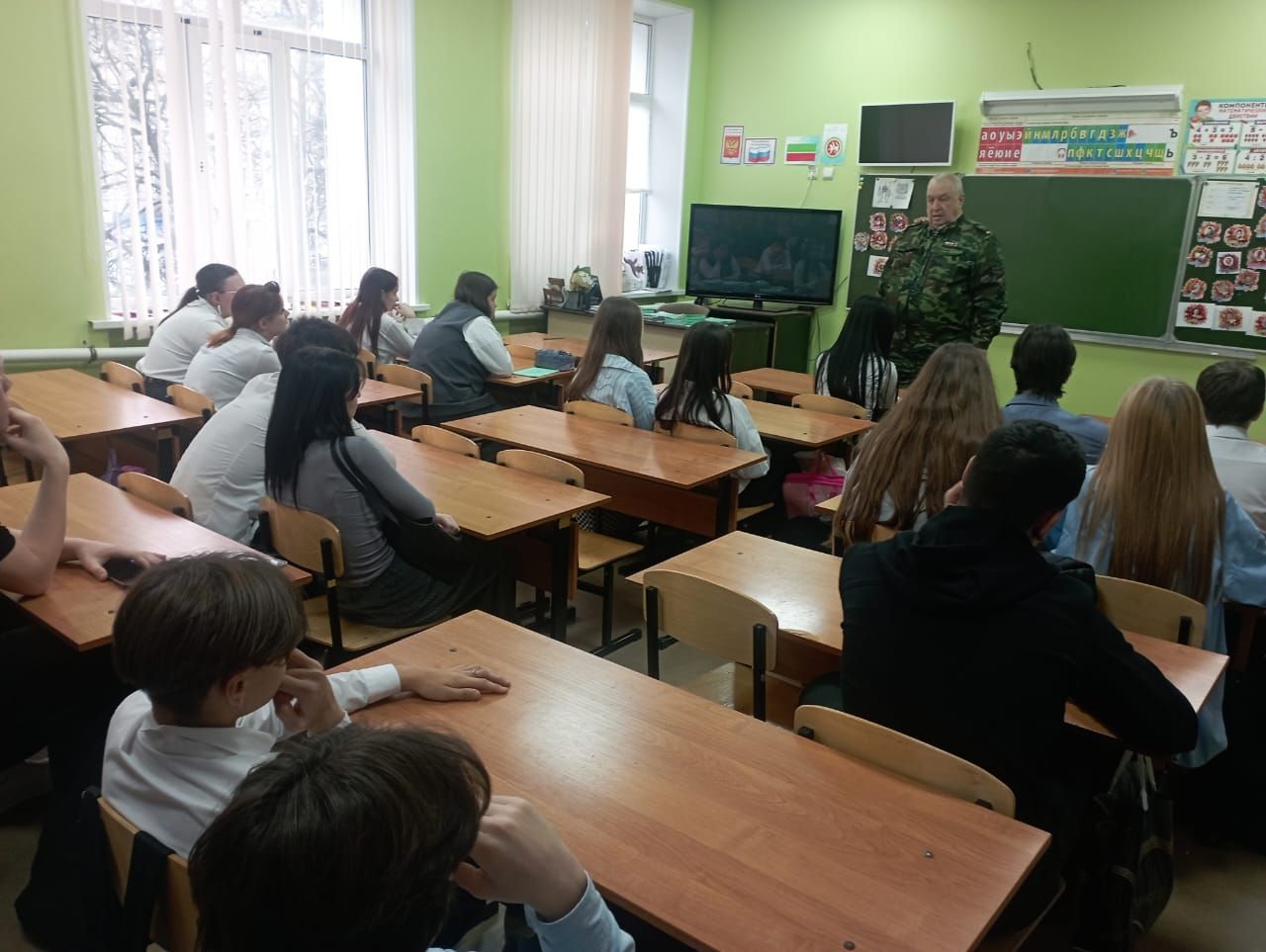 В Лениногорске участник боевых действий в Афганистане встретился с подростками