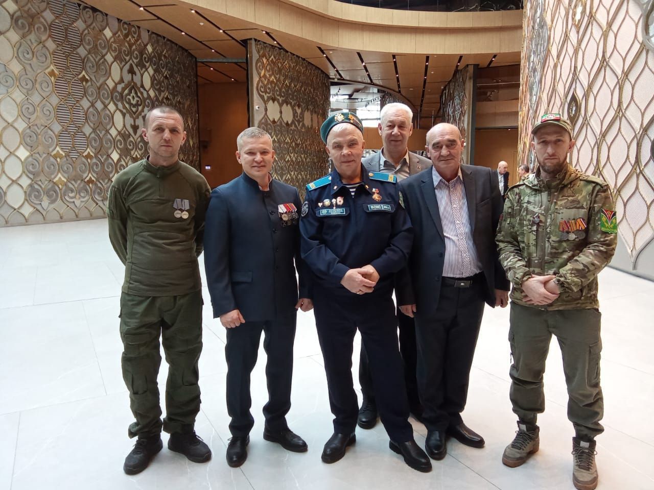 С Днем Героев Отечества лениногорцев в Казани поздравил Рустам Минниханов