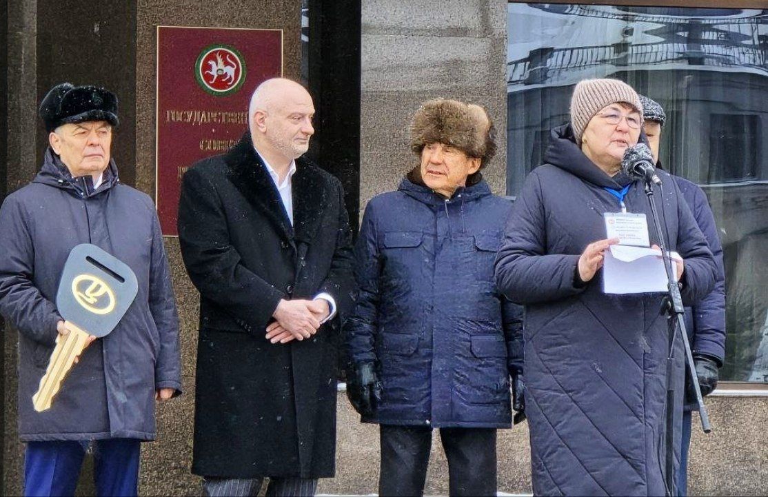 Раис Татарстана Рустам Минниханов вручил ключи от автомобиля главам Шугуровского и Старошугуровского сельских поселений