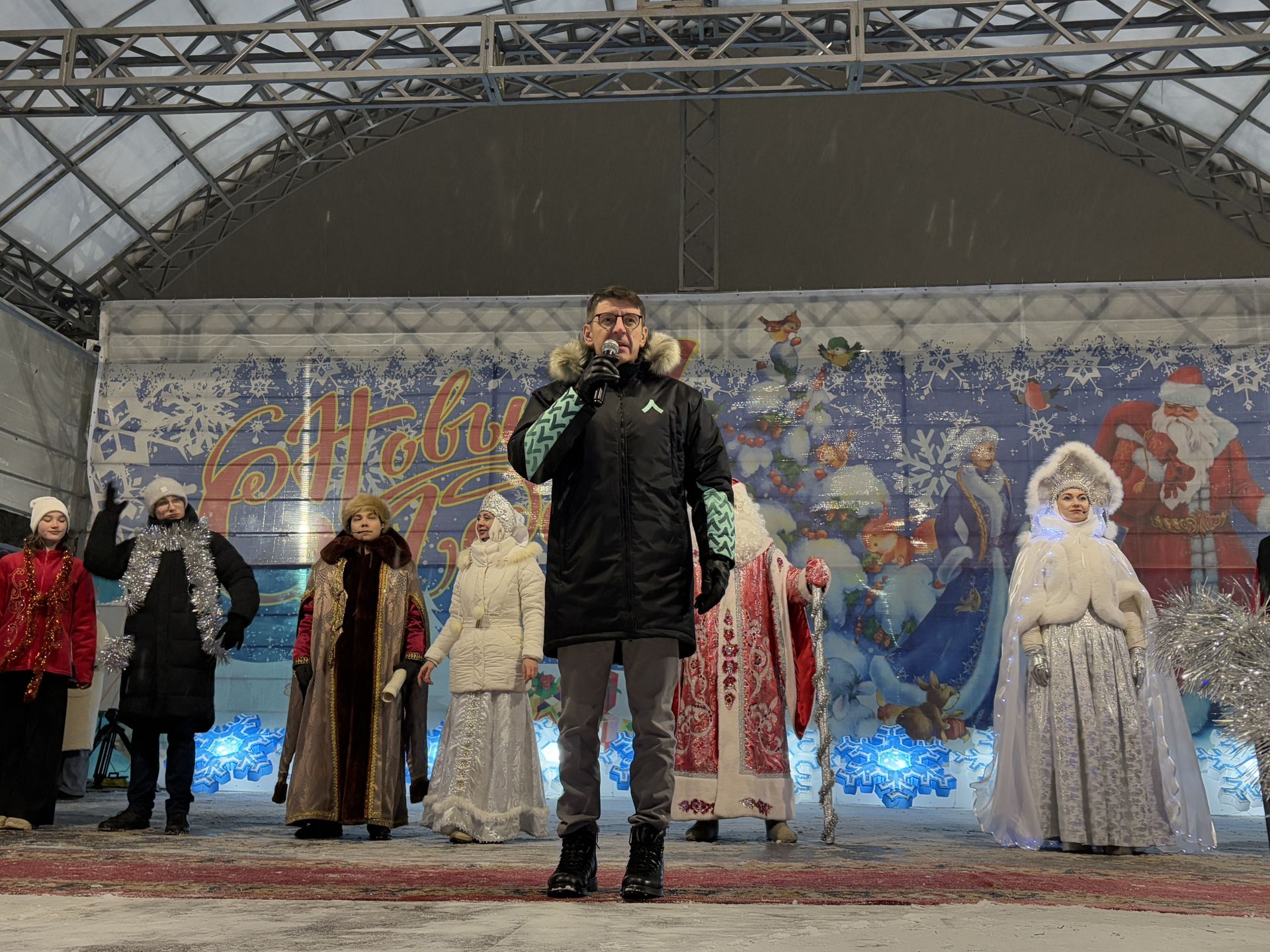 В Лениногорске на открытии главной ёлки вручили Благодарственные письма и наградили участников конкурса «Новогодние узоры»