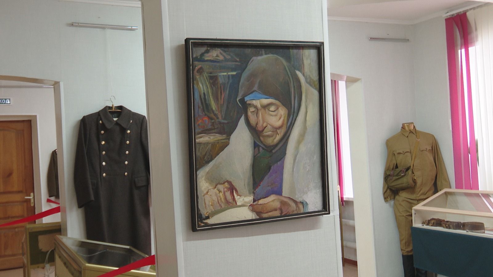 В Лениногорске начала работать выставка одежды силовиков и бойцов трёх войн