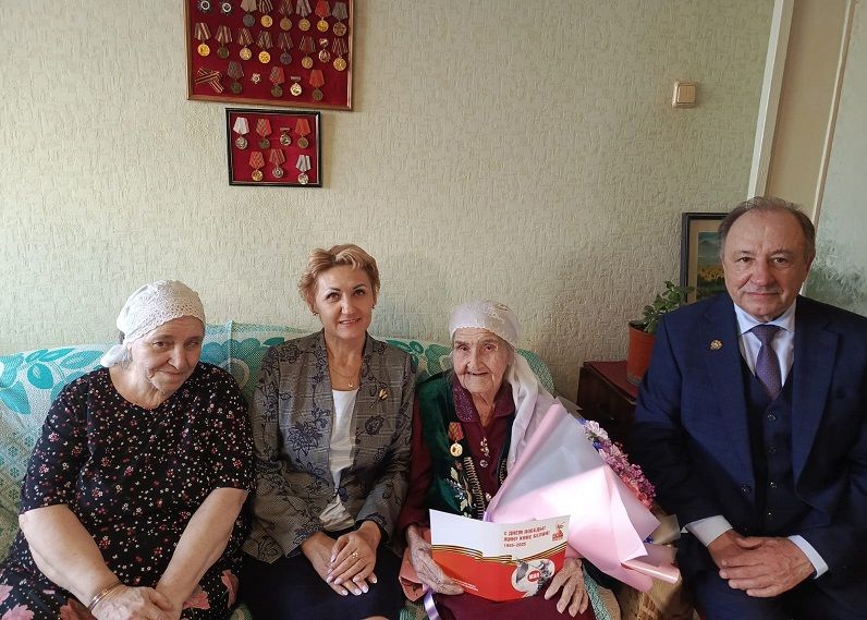В Лениногорске юбилейную медаль к 80-летию Победы вручили Катибе Халиулловне Фархутдиновой
