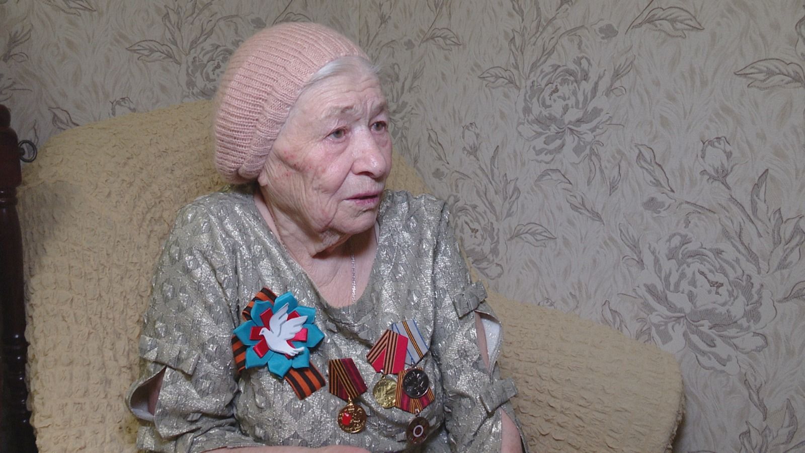 Для вручения медали в честь 80-летия Победы к жительнице Лениногорска приехали из Ямало-Ненецкого автономного округа