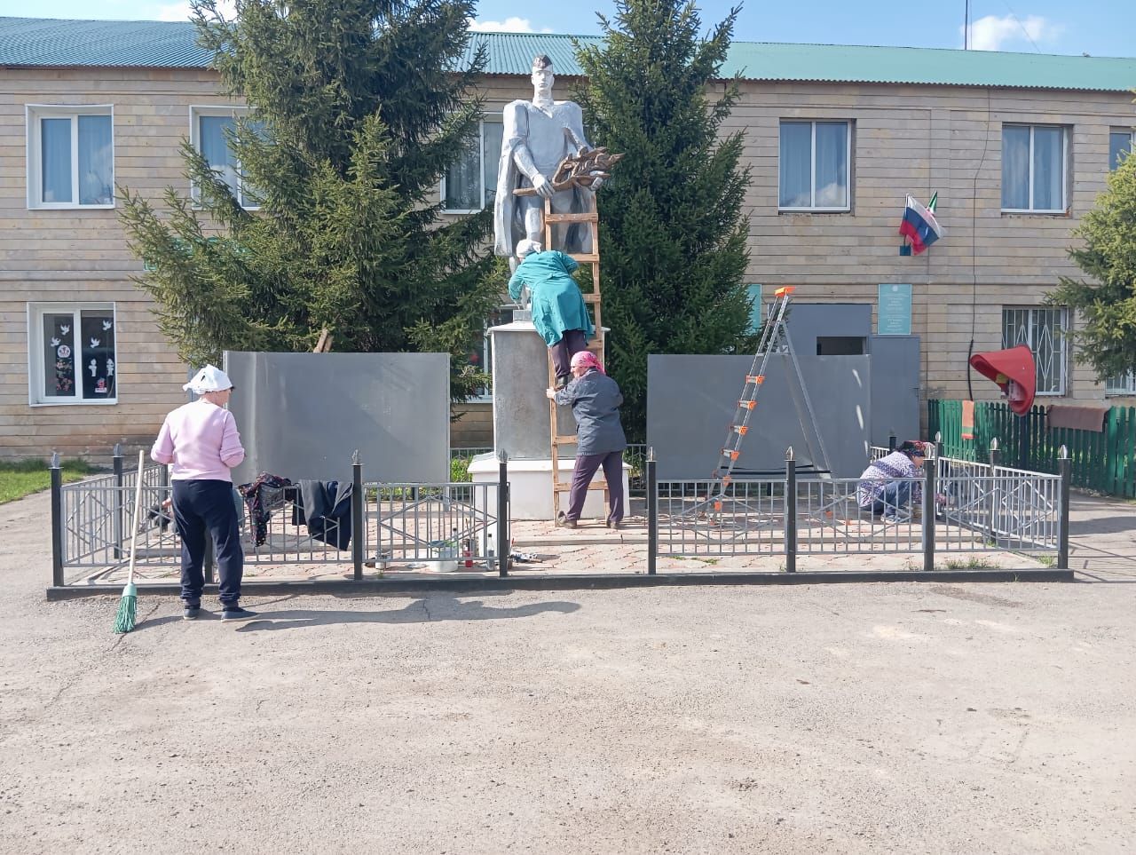 В Лениногорском районе полным ходом идёт благоустройство памятников, посвящённых 80-летию Великой Победы