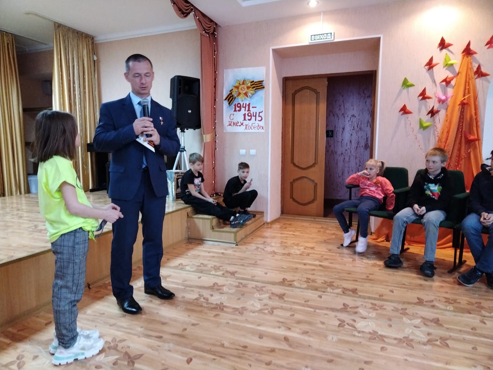 Космонавт Международной космической станции Сергей Рыжиков 2 года назад приезжал в Лениногорск