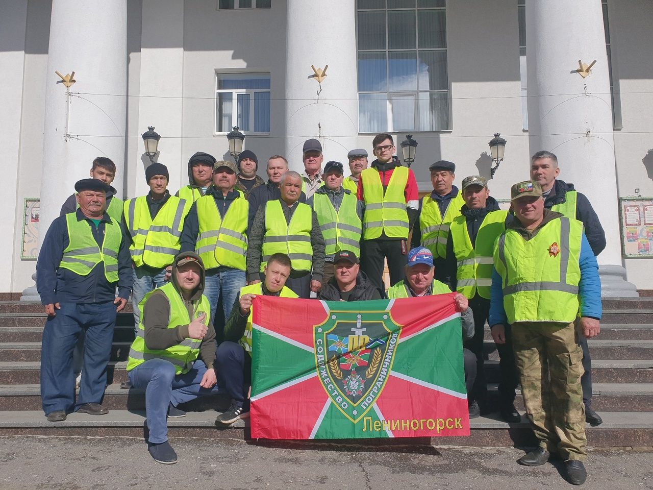 Ветераны-пограничники Лениногорска помогли охранять правопорядок на Первомайской эстафете