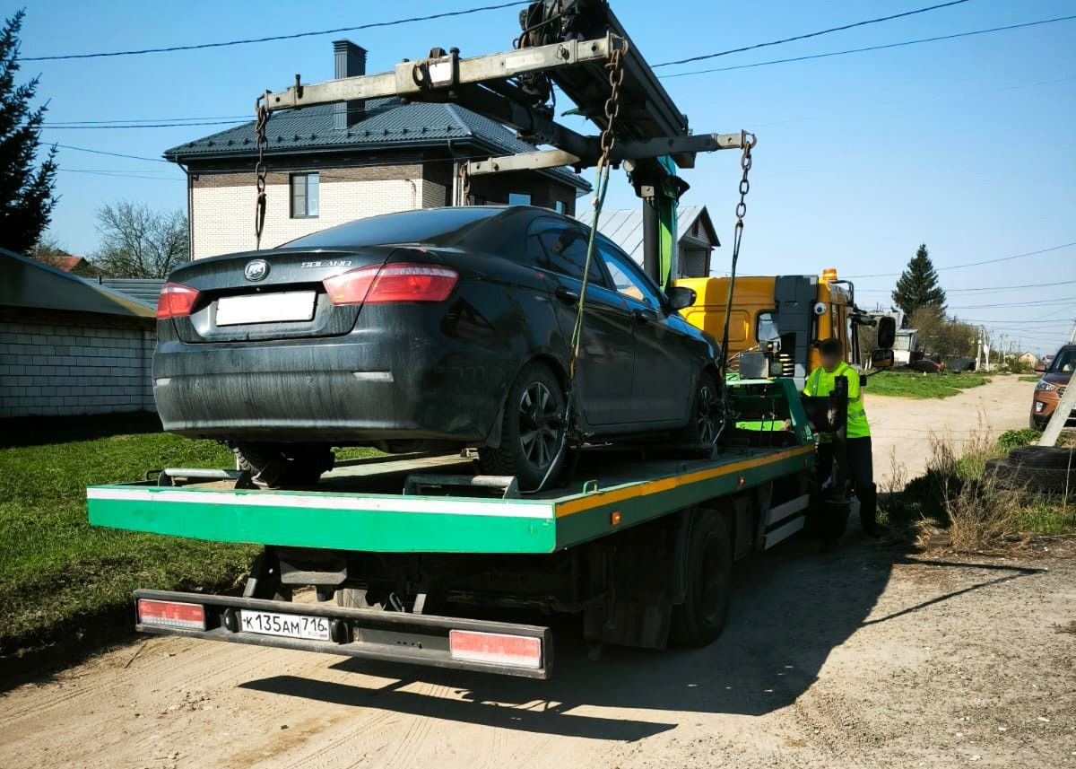 В Казани судебные приставы задержали злостного алиментщика и арестовали автомобиль его сожительницы