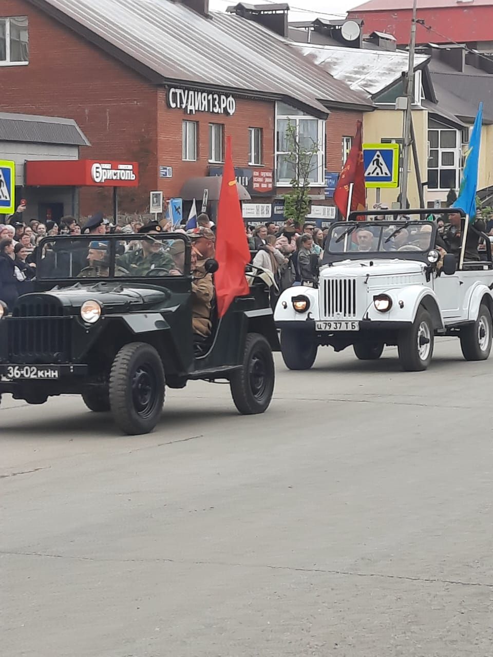 Украшением парада в Лениногорске стала раритетная техника