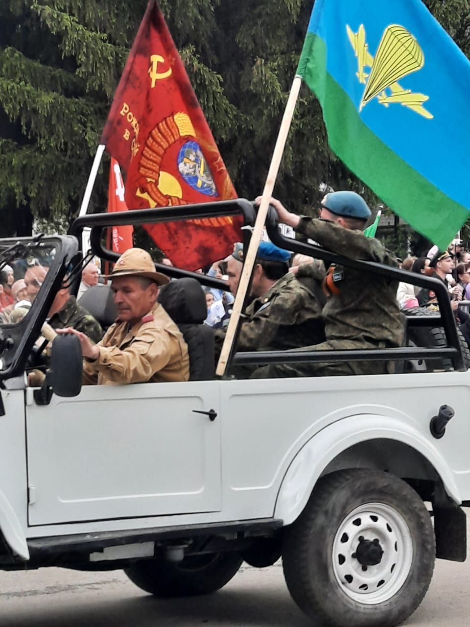 Украшением парада в Лениногорске стала раритетная техника