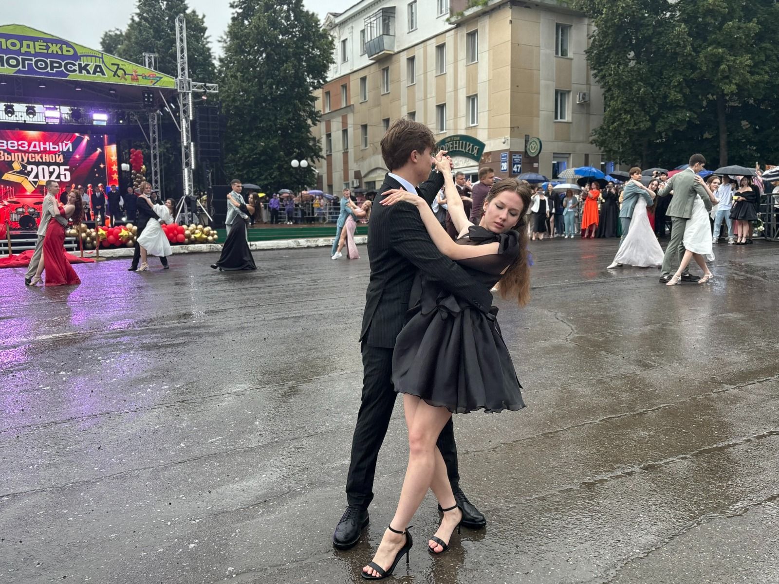 В Лениногорске непогода не помешала провести выпускной бал на центральной площади города
