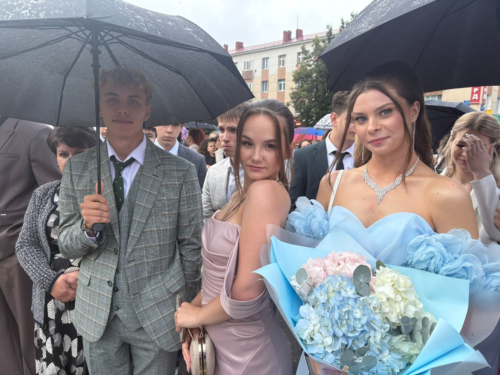 В Лениногорске непогода не помешала провести выпускной бал на центральной площади города