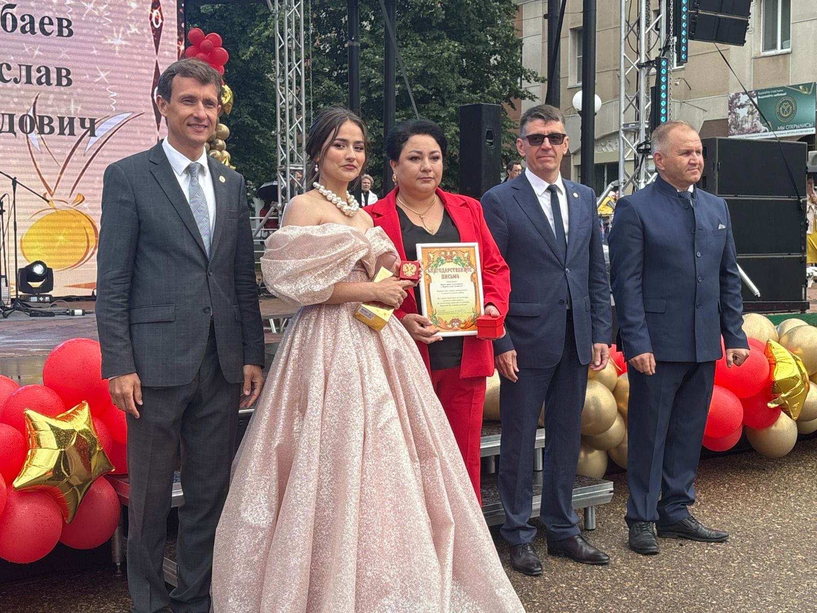 В Лениногорске непогода не помешала провести выпускной бал на центральной площади города
