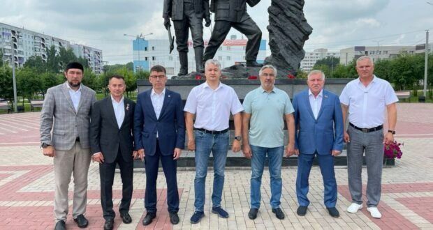Делегация из Лениногорска почтили память героев шахтерского труда в Кемеровской области