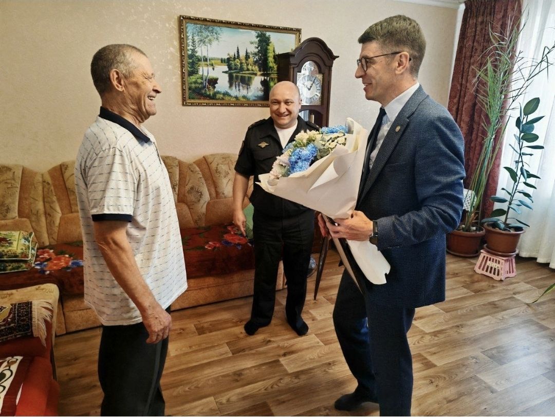 В Лениногорске с 80-летним юбилеем поздравили ветерана МВД