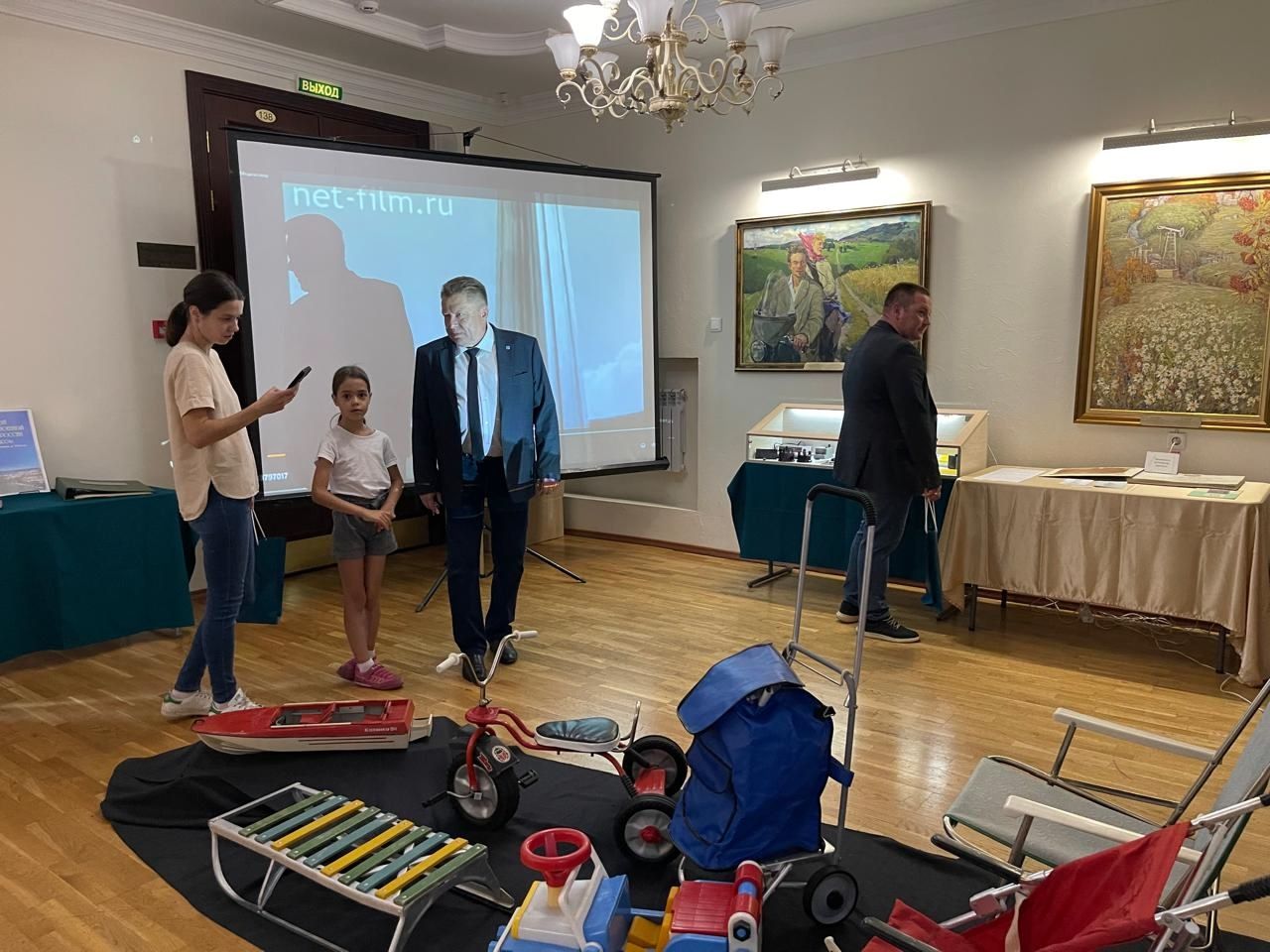 В Лениногорском краеведческом музее открылась выставка «Жизнь, длиною в 70 лет»