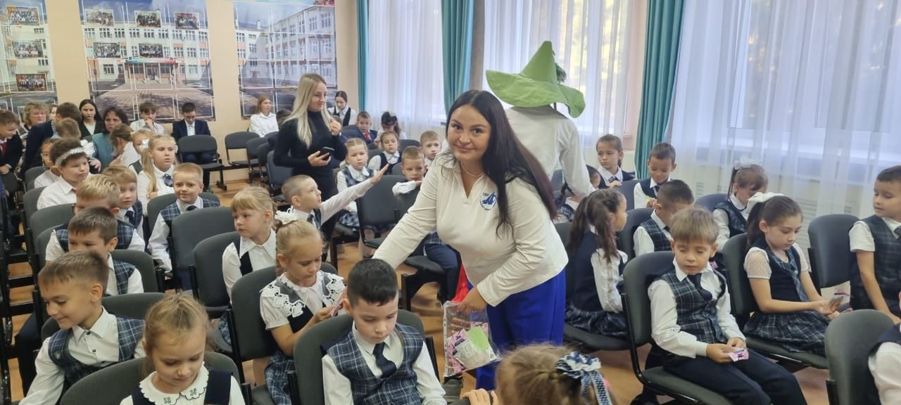 В школе №6 Лениногорска прошло торжественное посвящение первоклассников в пешеходы