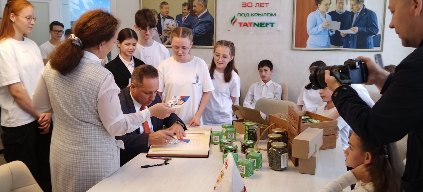 Космонавт Антон Шкаплеров посетил Детский дом Лениногорска