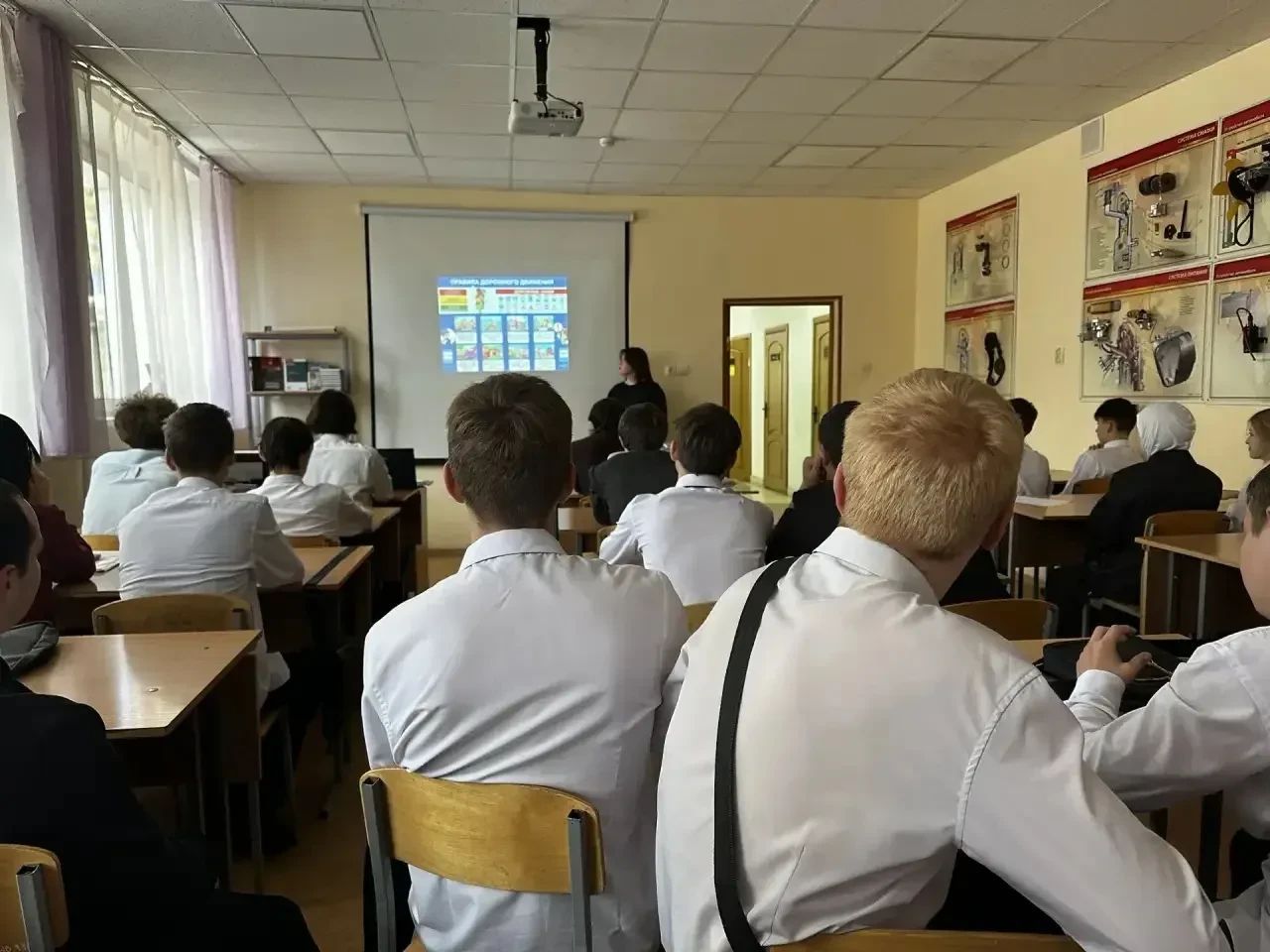 В Лениногорске для студентов колледжа провели классный час о правилах безопасности на дороге