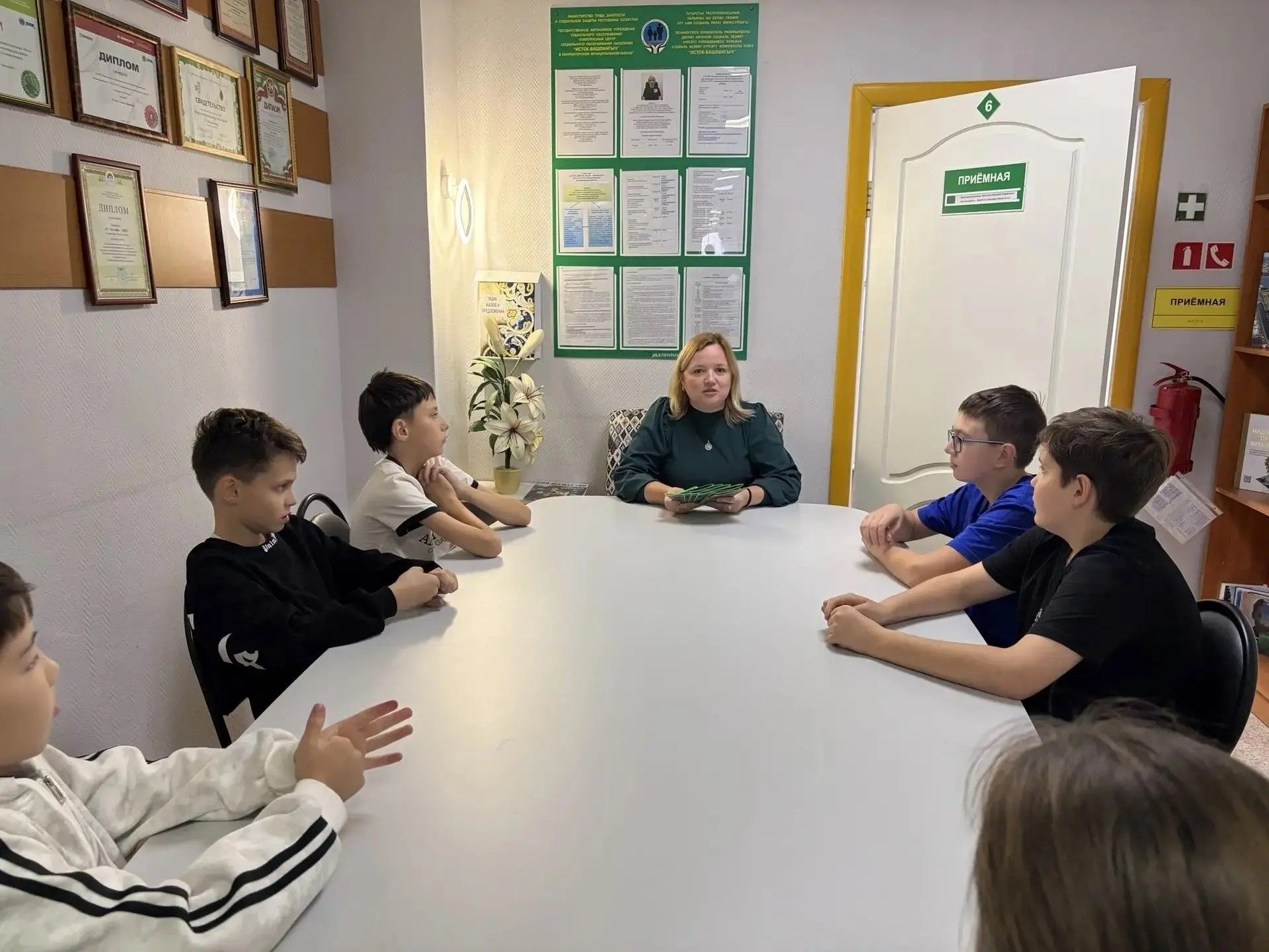 Специалисты Лениногорска провели с подростками круглый стол «Мы вместе»