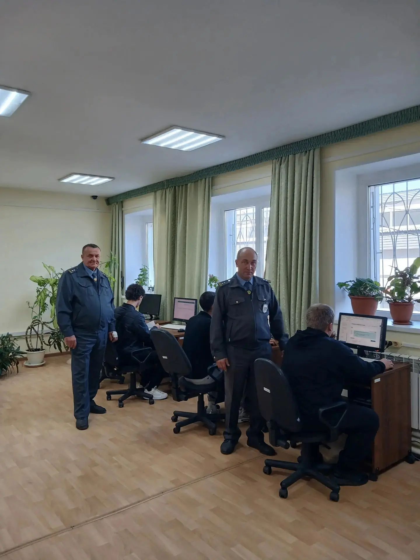 Экзамен по управлению самоходными машинами лениногорские курсанты сдавали на снегоболотоходе