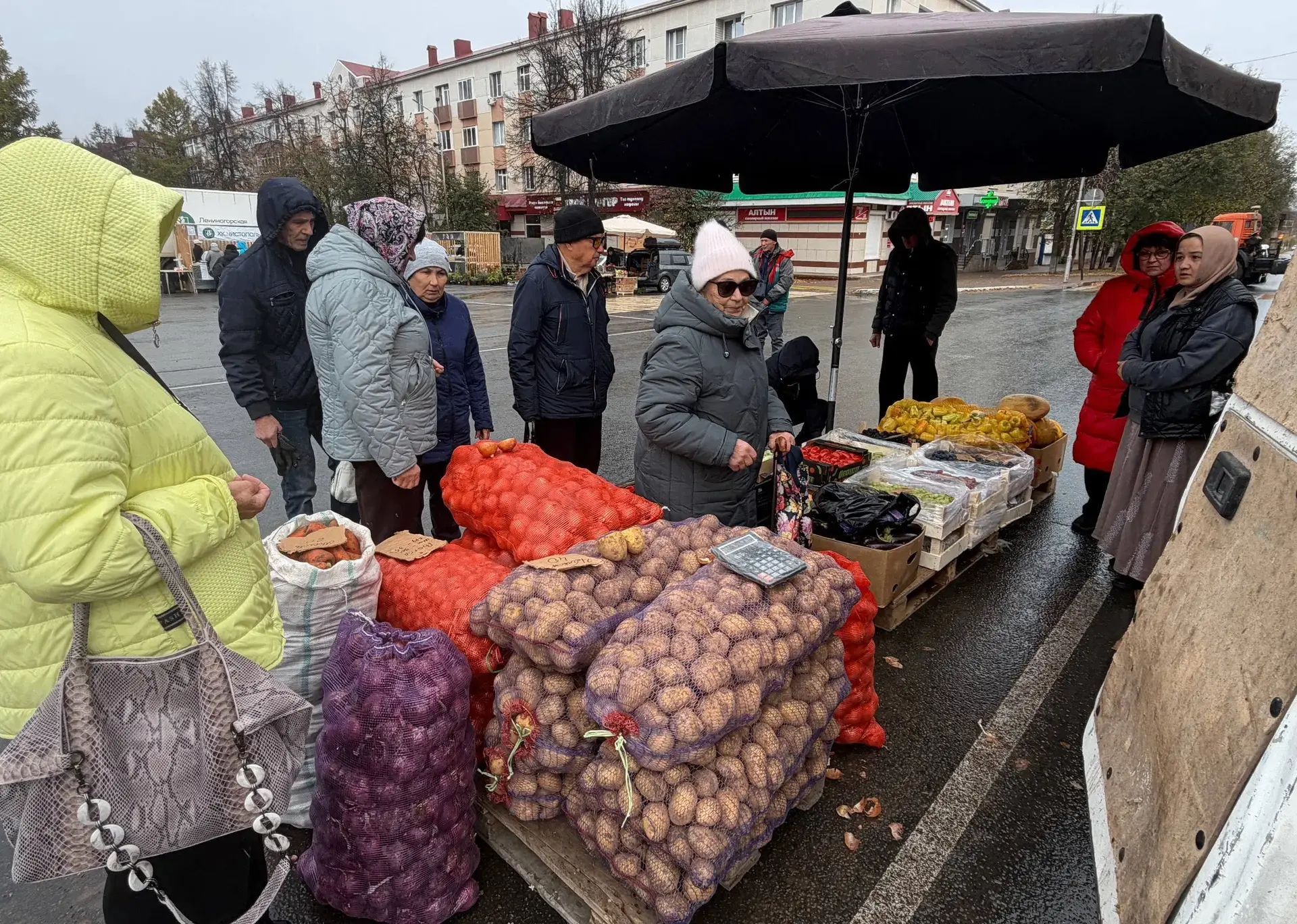 На первой осенней ярмарке лениногорцы приобрели овощи на зиму
