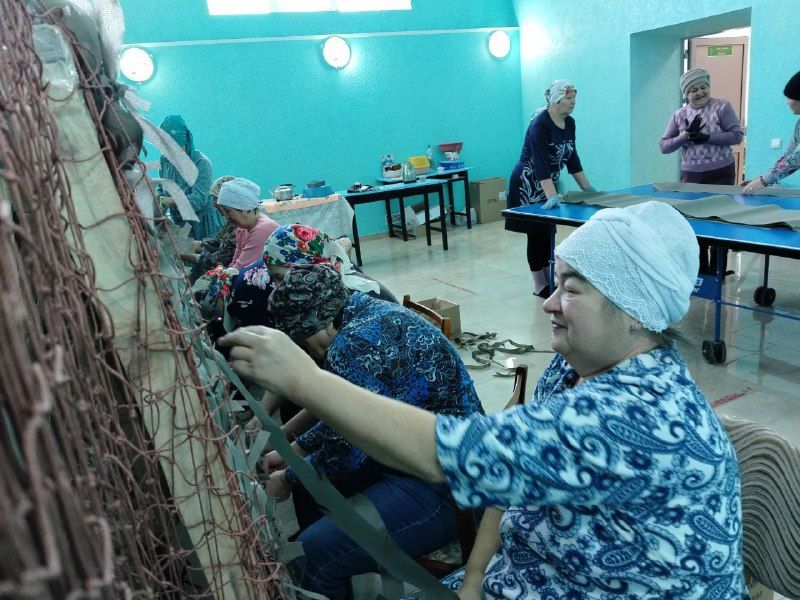 Волонтеры из Лениногорского района изготовили очередную маскировочную сеть