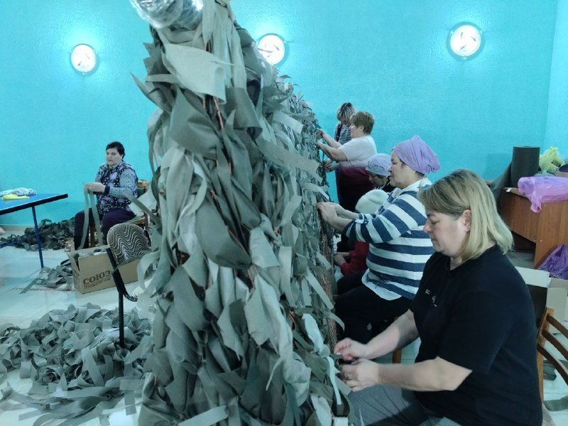 Волонтеры из Лениногорского района изготовили очередную маскировочную сеть