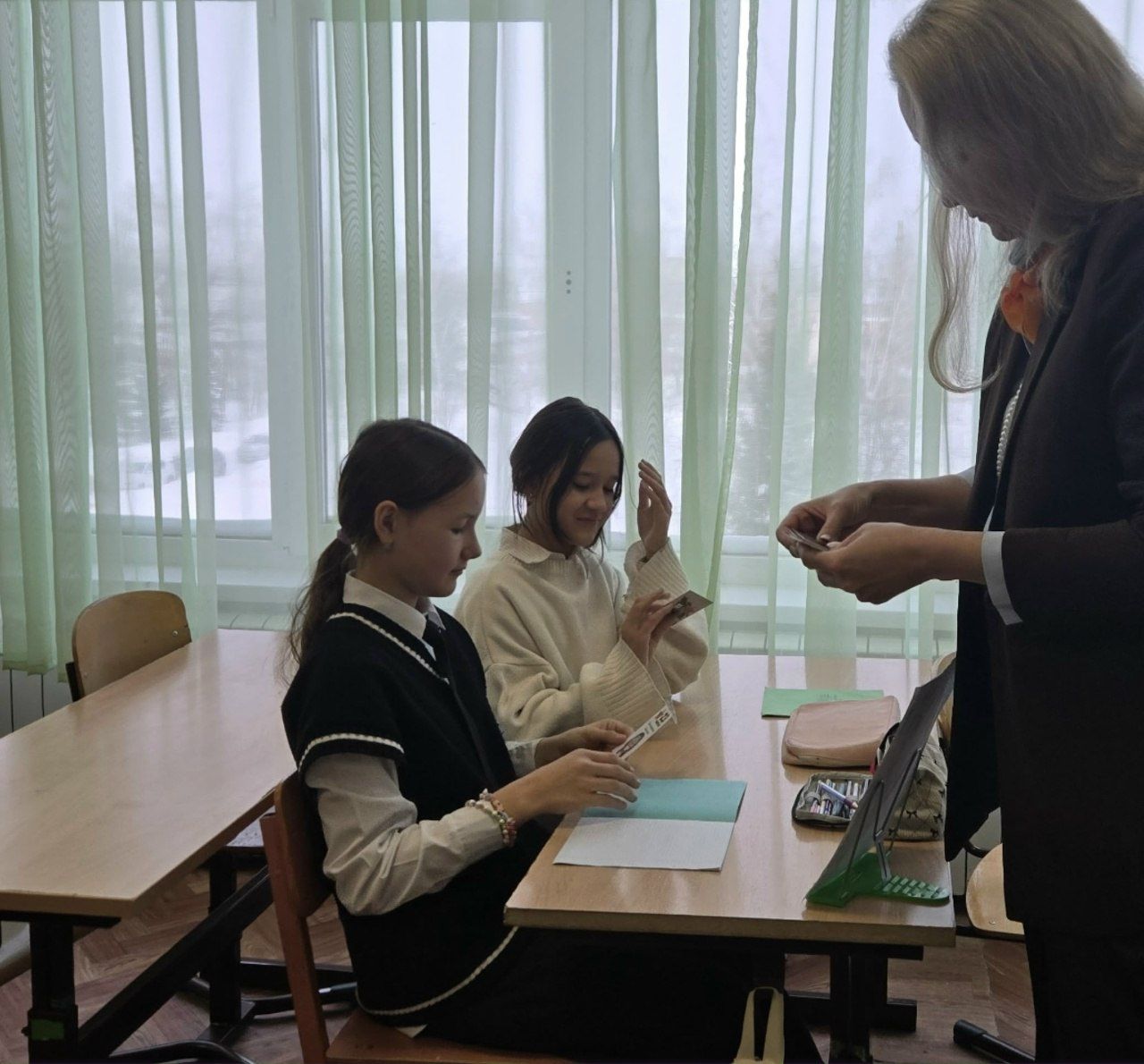 В школе Лениногорска ученики написали письма бойцам СВО