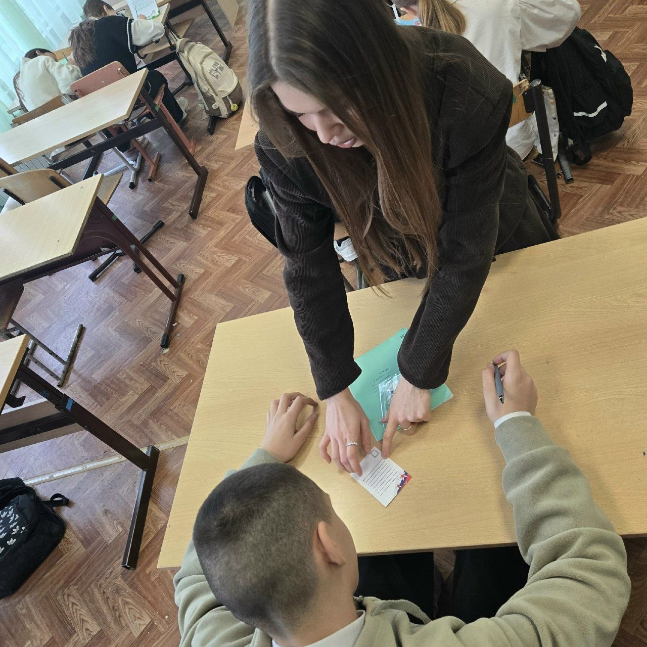 В школе Лениногорска ученики написали письма бойцам СВО