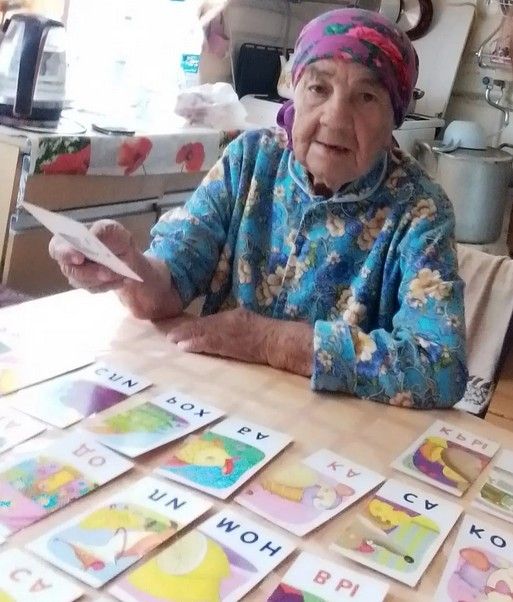 Многодетную маму, ветерана труда в Лениногорском районе посетили соцработники