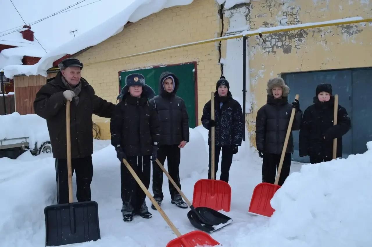 Жители республики активно помогают в расчистке городов и районов Татарстана после снежной бури