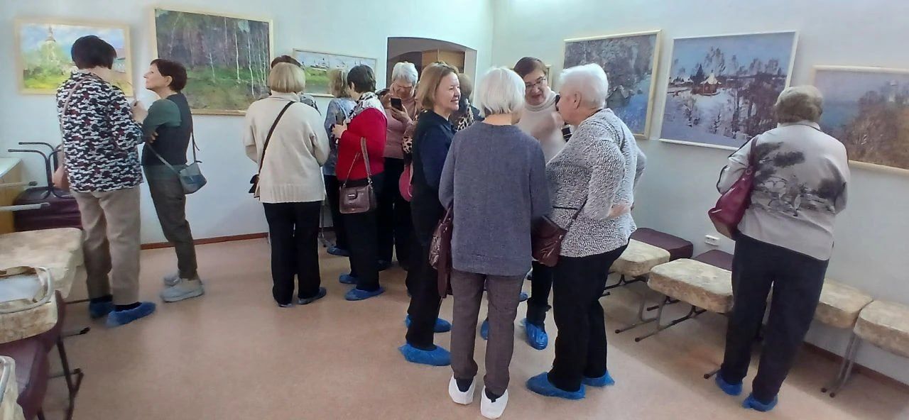 Лениногорские жители старшего возраста побывали на выставке Олега Кульпина