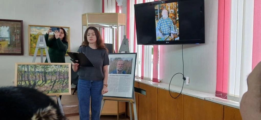 Лениногорские жители старшего возраста побывали на выставке Олега Кульпина
