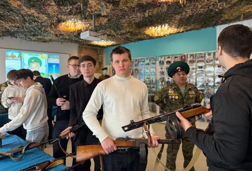 В Лениногорске студенты посетили мобильный музей пограничников «На защите Родины»