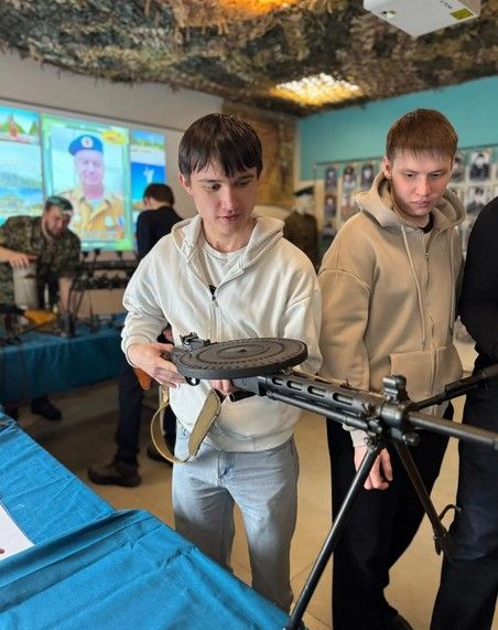 В Лениногорске студенты посетили мобильный музей пограничников «На защите Родины»