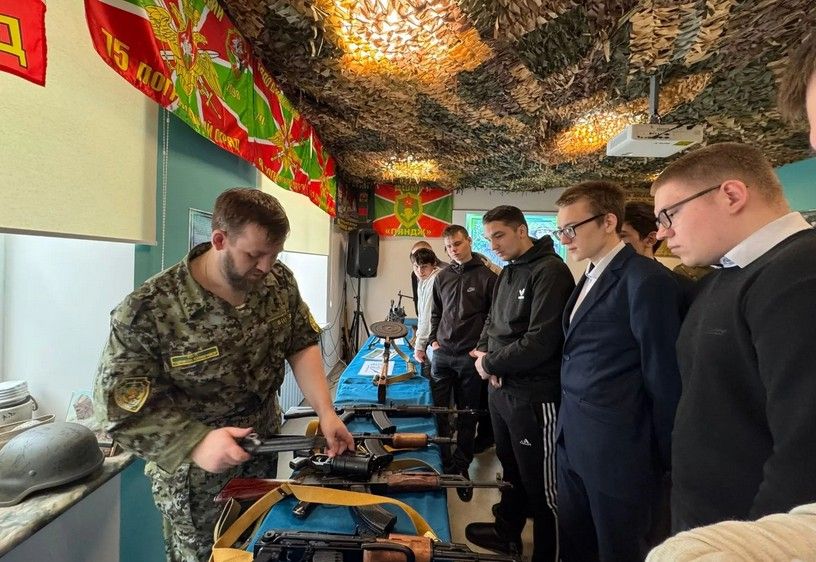 В Лениногорске студенты посетили мобильный музей пограничников «На защите Родины»
