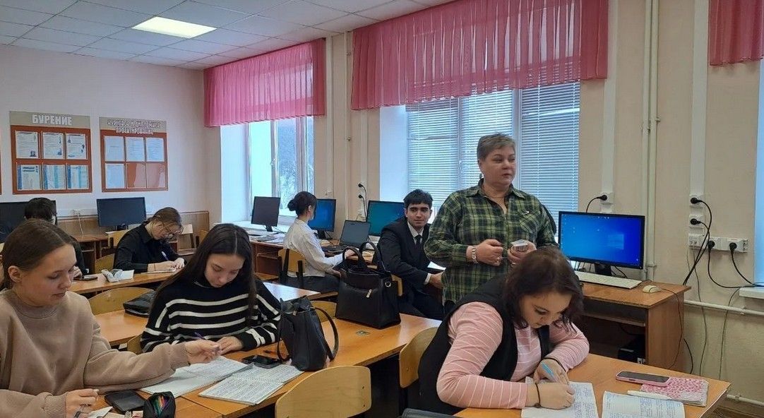 Студентам Лениногорска рассказали о возможности обучения на водительских курсах