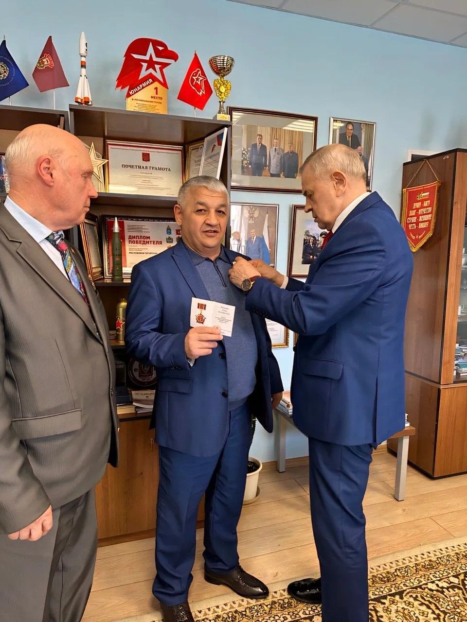 Генерал Александр Бородин наградил лениногорского депутата Орденом «Доблести»