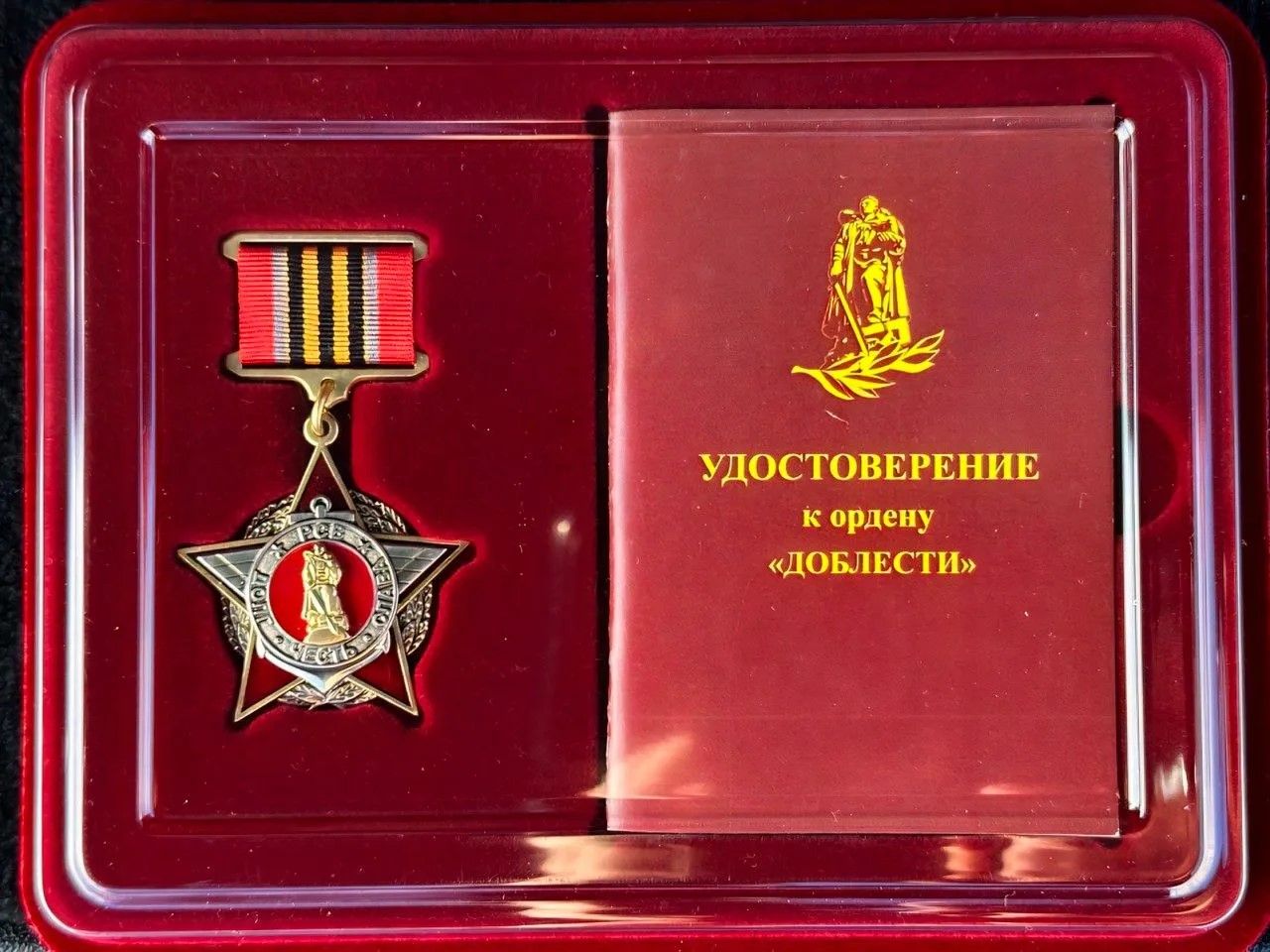 Генерал Александр Бородин наградил лениногорского депутата Орденом «Доблести»