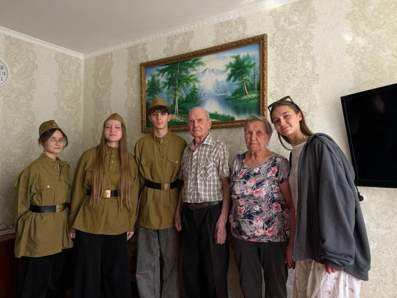Молодежь Лениногорска поздравила с Днем Победы ветеранов тыла