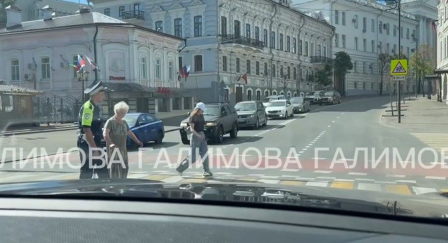 Галимова показала, как сотрудник ДПС помог бабушке перейти дорогу в Казани