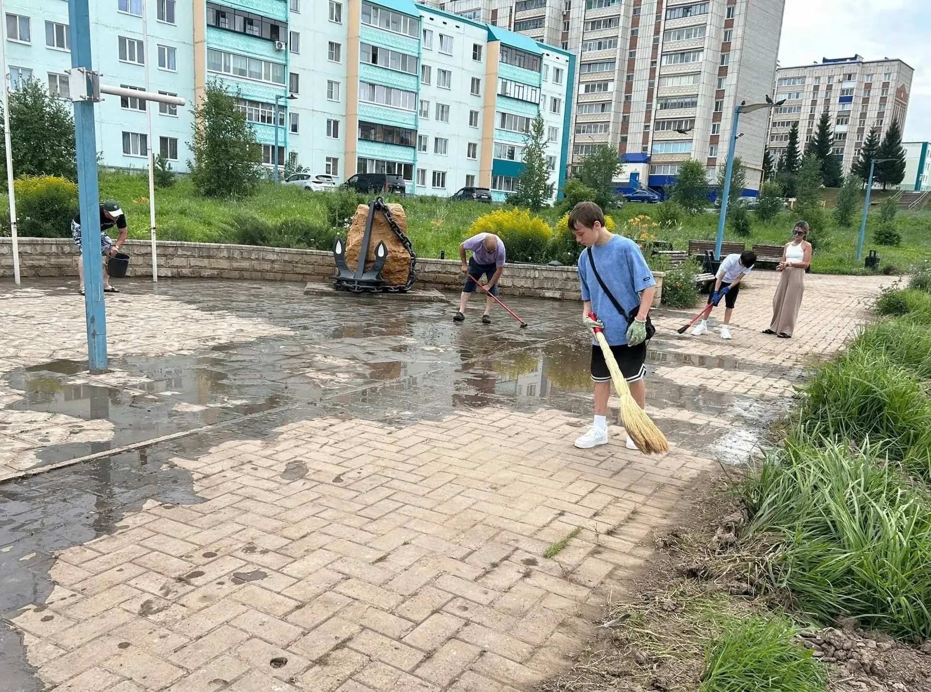 Глава Лениногорского района поблагодарил ветеранов-моряков за заботу о памятнике защитникам морских рубежей