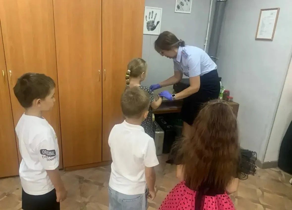 Сотрудники полиции Лениногорска вручили будущим первоклассникам школьные принадлежности