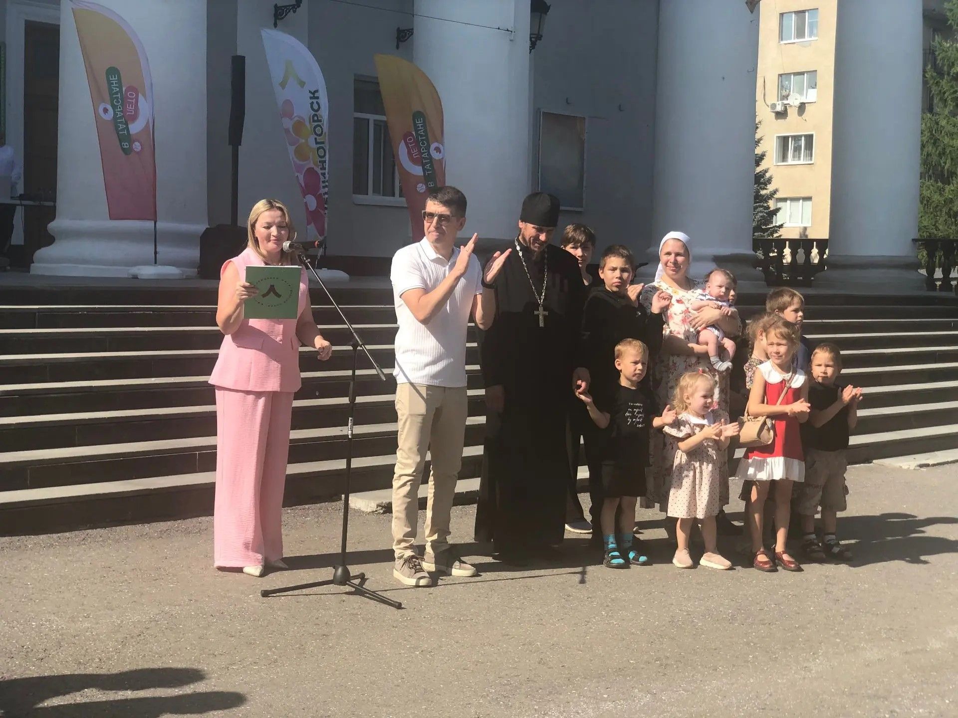Двум многодетным семьям глава Лениногорского района вручил ключи от автомобилей