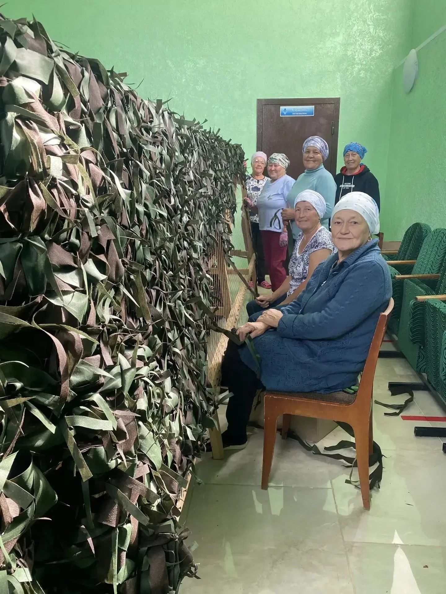 Волонтеры Лениногорского района передали бойцу СВО маскировочную сеть