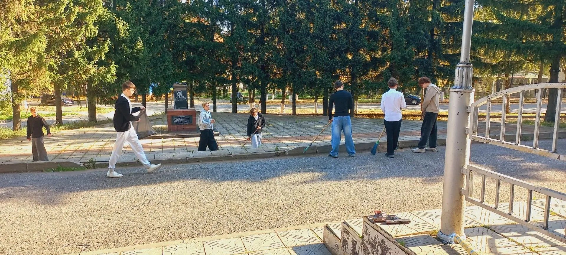 В Лениногорске школьники и ветераны провели совместный субботник ко Дню пожилого человека