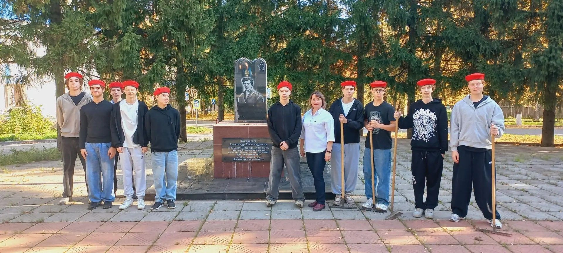 В Лениногорске школьники и ветераны провели совместный субботник ко Дню пожилого человека