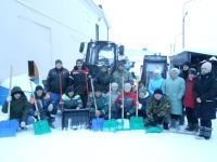 В Лениногорске наряду с уборкой снега с улиц, принялись за очистку крыш от наледи